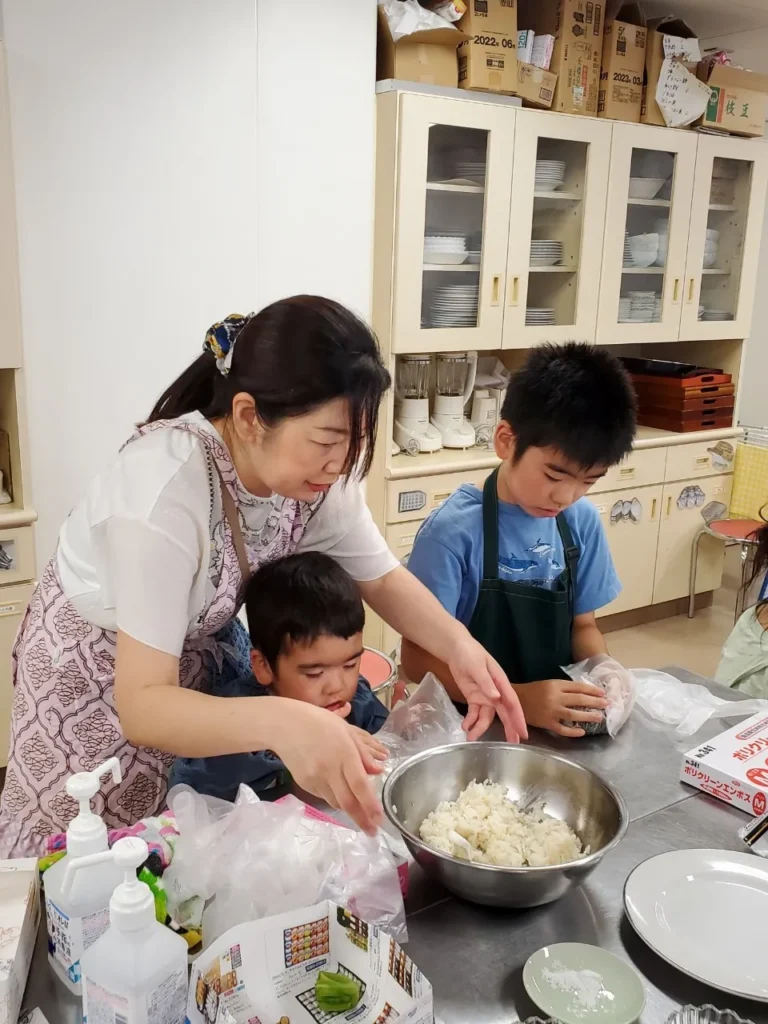 料理をしている代表とこども